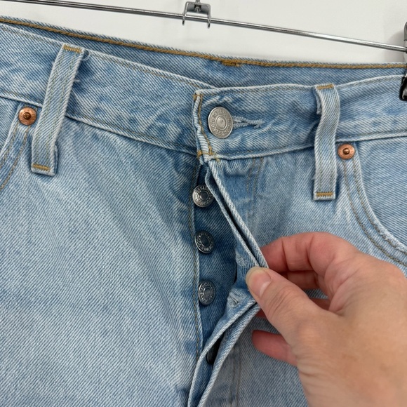 Levi’s 501 Original High Rise Button Fly Cut Off Denim Shorts in Light Wash 32 - Picture 7 of 15